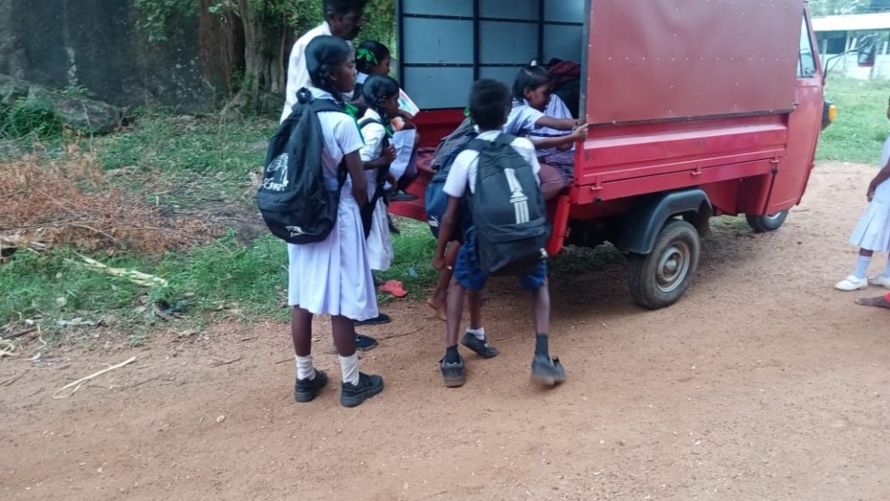 கல்லரிப்பு பழங்குடி மாணவர்களுக்கு வாகன வசதி 