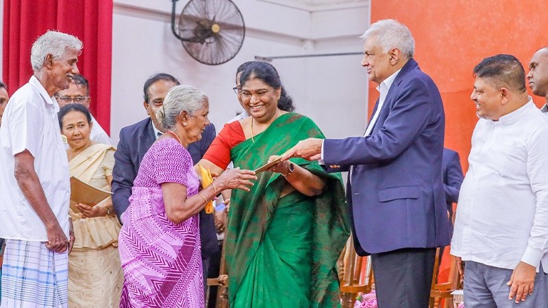 வவுனியா, மன்னாரில் காணி உறுதிகளைப் பெற்ற 700 பேர் 