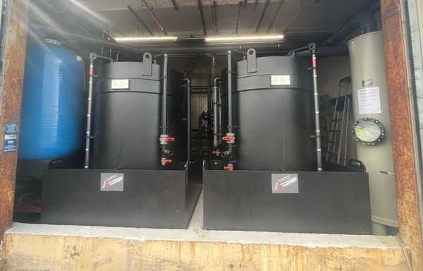 Hydrochloric acid and caustic soda minibulk tanks