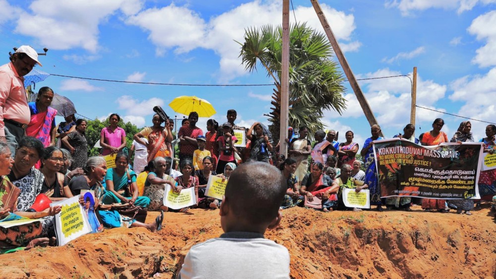 மனிதப் புதைகுழியின் மேலே கதறி அழுது நீதி கோரிய மக்கள்