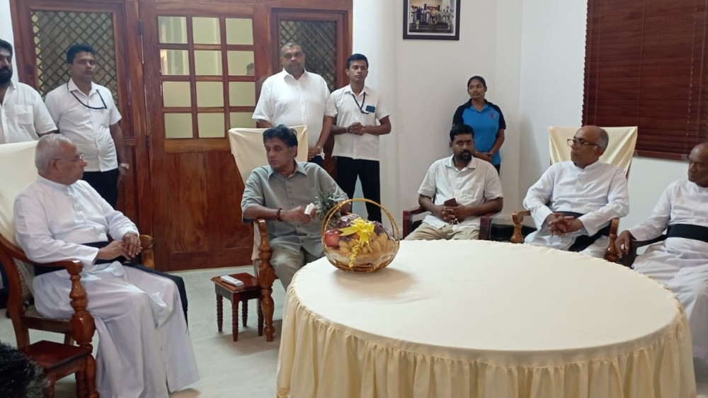 யாழ். ஆயர் இல்லத்துக்கு எதிர்கட்சி தலைவர் விஜயம்