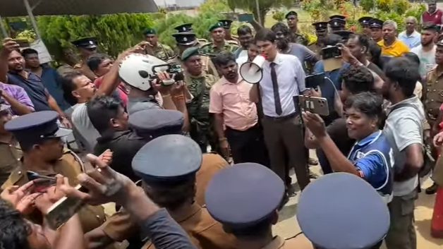 மக்களின் ஆசீருடனும், ஊழியர்களின் கண்ணீருடனும் வெளியேறிய வைத்தியர் அரச்சனா