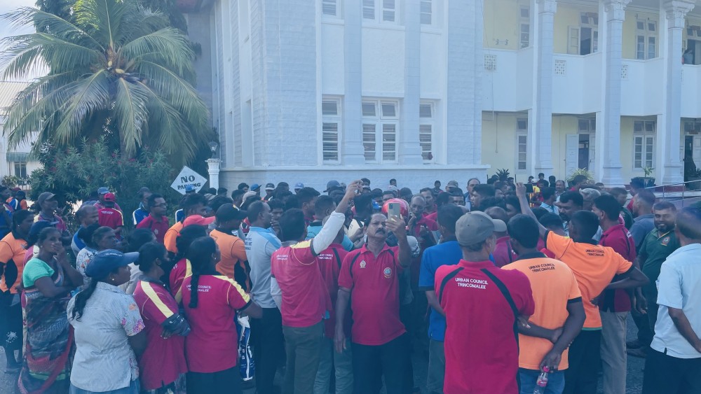 ஊழியர்களை தாக்கியவர்கள் கைது செய்யப்பட வேண்டும்