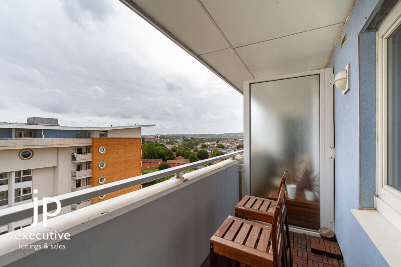 CENTURY WHARF CARDIFF BAY FURNISHED ONE BEDROOM APARTMENT WITH BALCONY