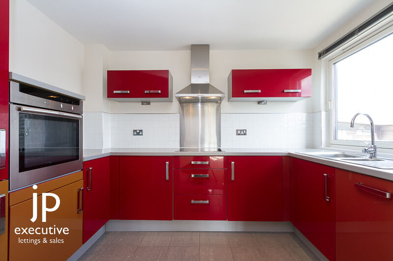 ROMA HOUSE VICTORIA WHARF CARDIFF BAY UNFURNISHED THREE BEDROOM APARTMENT WITH WATER VIEWS.