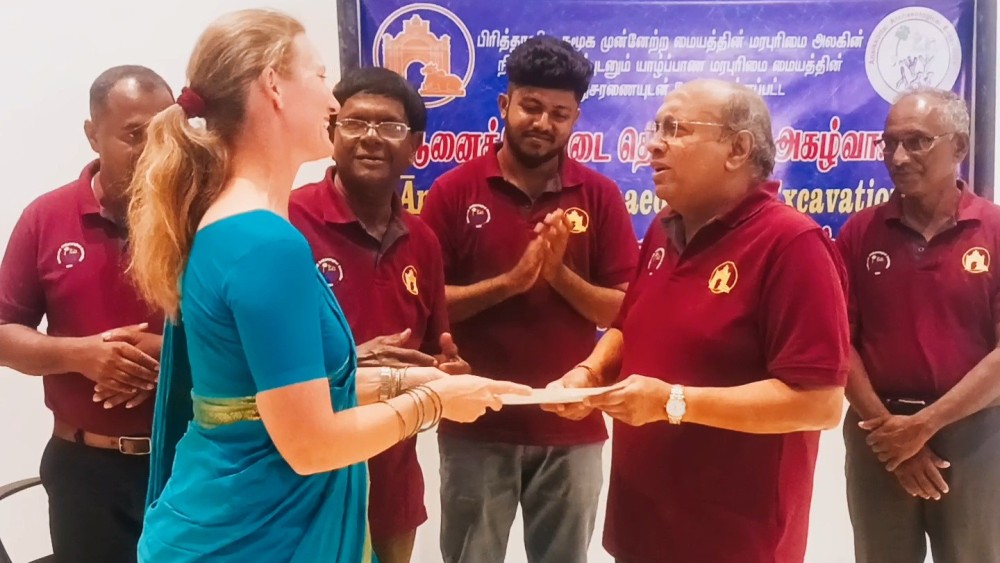 தொல்லியல் அகழ்வாய்வு செய்த மாணவர்களுக்கான சான்றிதழ்கள்