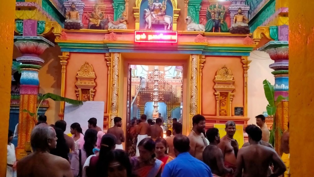 சிவன் கோயிலில்  இராணுவத்தினரின் உபசரணை