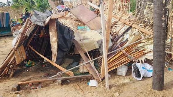 கடும் காற்றால் நிக்கதியாக்கப்பட்ட மூன்று குடும்பங்கள்