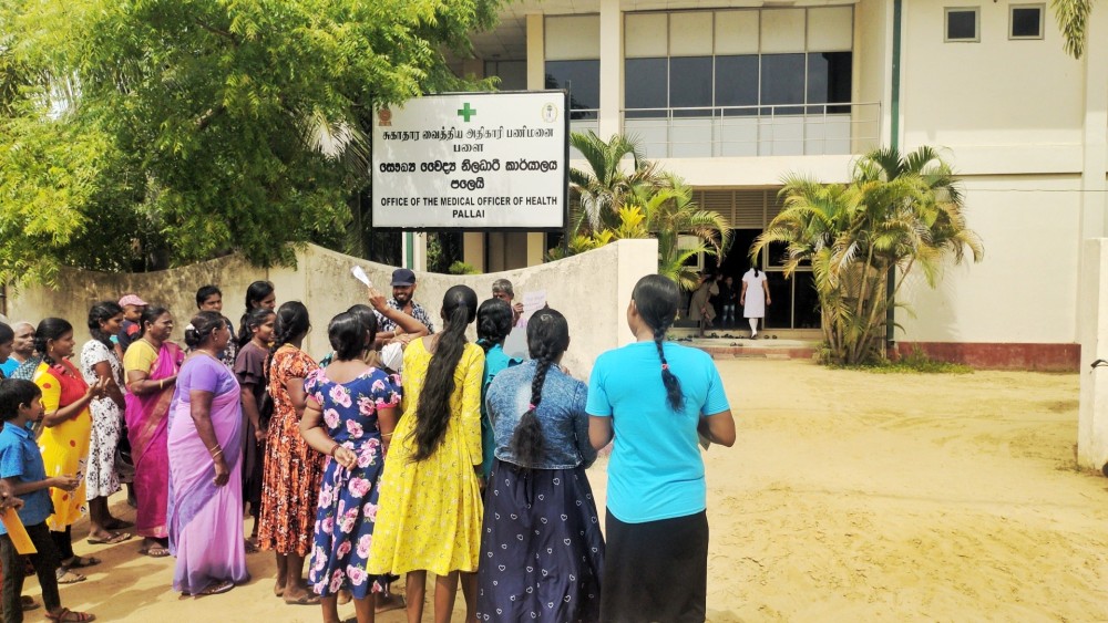 குப்பை கொட்டுவதற்கு எதிர்ப்பு தெரிவித்து அல்லிப்பளை மக்கள்