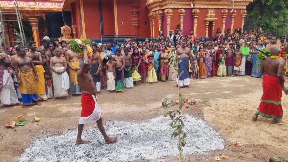 நேர்த்திக் கடன்களை நிறைவேற்றும் தீ மிதிப்பு விழா