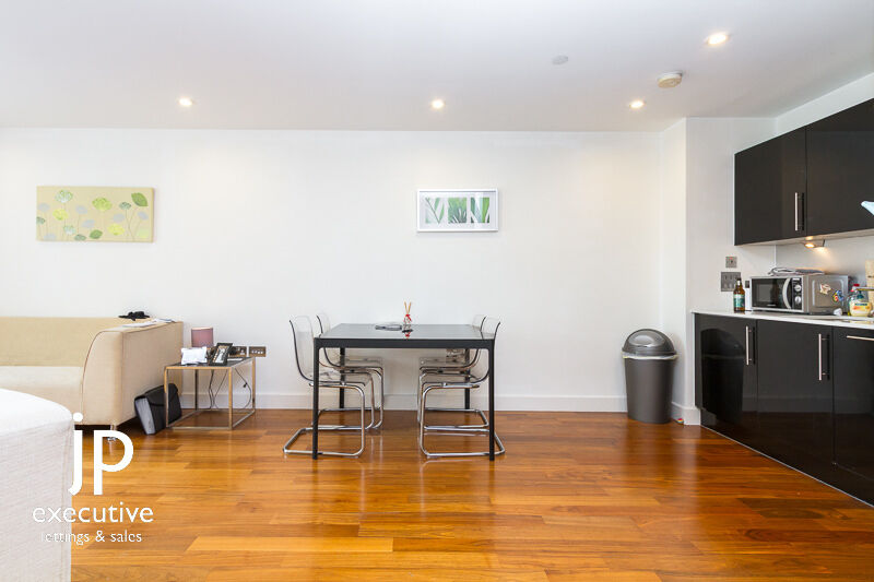 HAYES APARTMENTS CARDIFF CITY CENTRE FURNISHED ONE BEDROOM APARTMENT