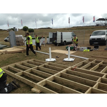 Secure fixing for temporary event structure