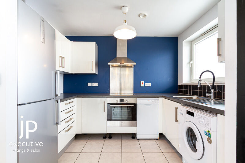 CENTURY WHARF CARDIFF BAY FURNISHED ONE BEDROOM APARTMENT WITH BALCONY