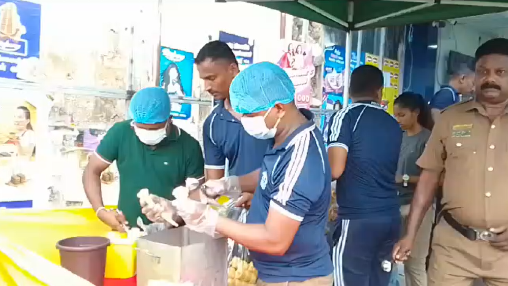  பொதுமக்களுக்கு ஜஸ்கிறீம் வழங்கிய பொலிஸ்