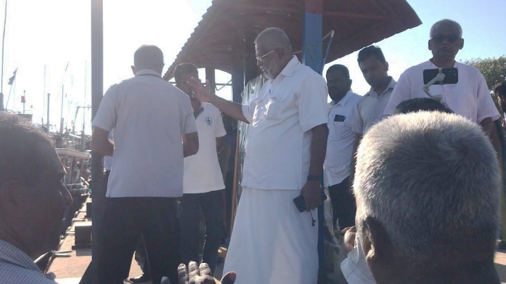 மயிலிட்டியில் தரித்து நிற்கும் இழுவை படகுகளை அகற்றுக