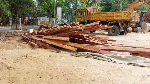 பாலை மரக் குற்றிகள் கடத்தல் - பொலிசாரை மிரட்டிய சாரதி