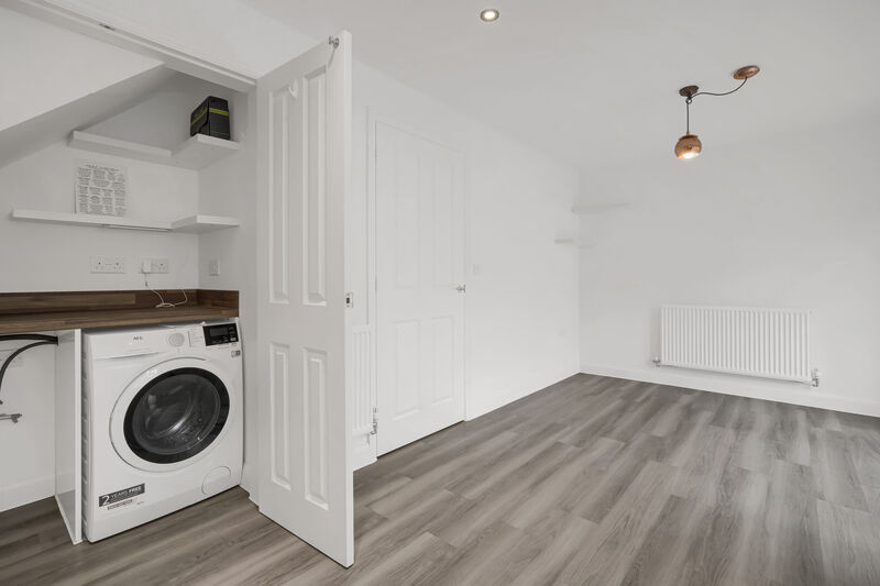 CLOS GLASCOED DINAS POWYS UNFURNISHED THREE BEDROOM DETACHED HOUSE WITH GARAGE 