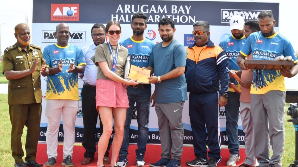 அறுகம்குடா அரை மரதன் ஓட்டப்போட்டியில்  பங்கேற்ற வெளிநாட்டு சுற்றுலா பயணிகள்