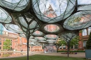 Secure fixing of temporary structures in a public place