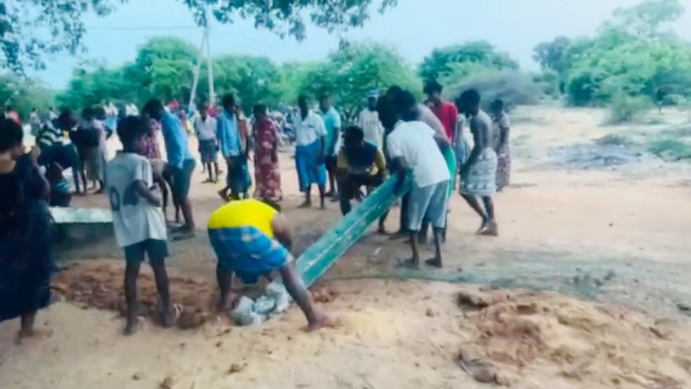 புலம்பெயர் தமிழர் நிறுவனத்திற்கெதிராக மீனவர்கள் போராட்டம்