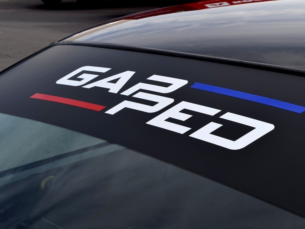 Motorsport vinyl graphics on windscreen of BMW E92 M3 race car