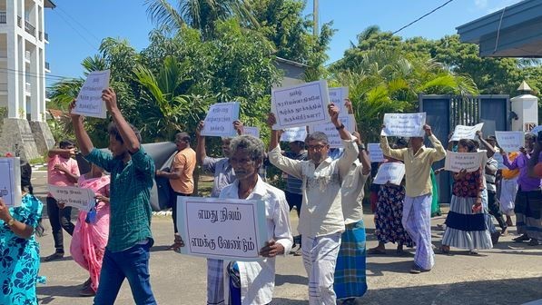காணி சீர்திருத்த ஆணைக்குழுவுக்கு எதிராக மன்னாரில் பொது மக்கள் போராட்டம்