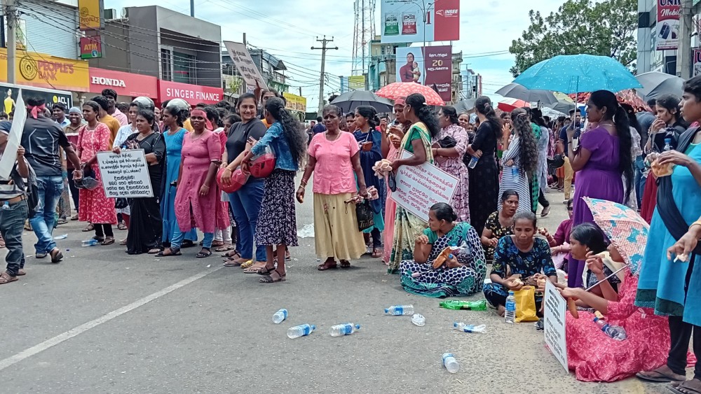 கல்முனை பிரதேச செயலகத்தை பூட்டி வீதி மறியல் போராட்டம்