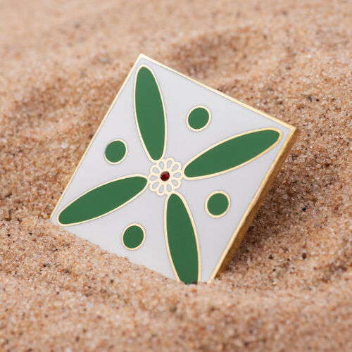 Badge. The Persian Cross. Green on White with 1 Central Red Stone.