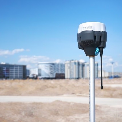 What is the Difference Between a Surveyor and a Land Surveyor?