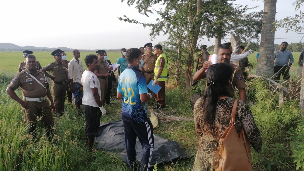 வயலில் எரிந்த நிலையில் ஆணின் சடலம் மீட்கப்பட்டது