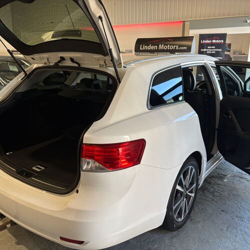 2015 (15) TOYOTA AVENSIS TOURER 2.0 D-4D DIESEL BUSISNESS EDITION 5 DOOR ESTATE 