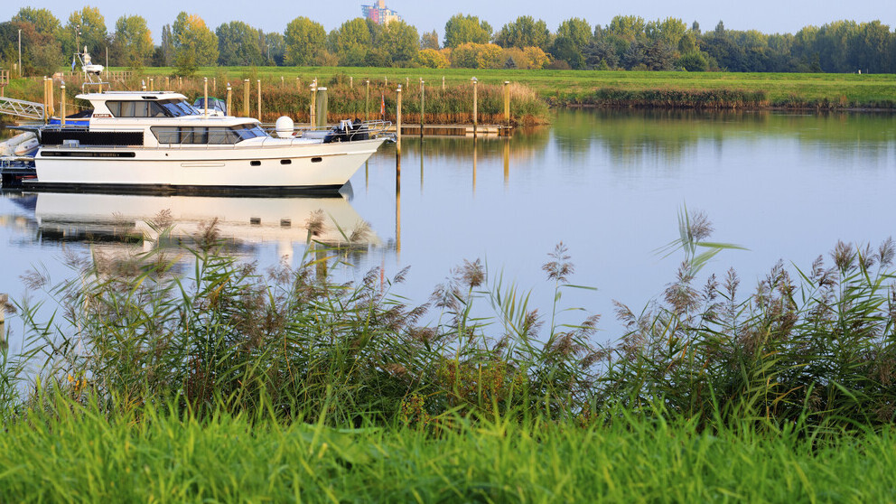 Rives de cours d'eau et amarrage de bateaux