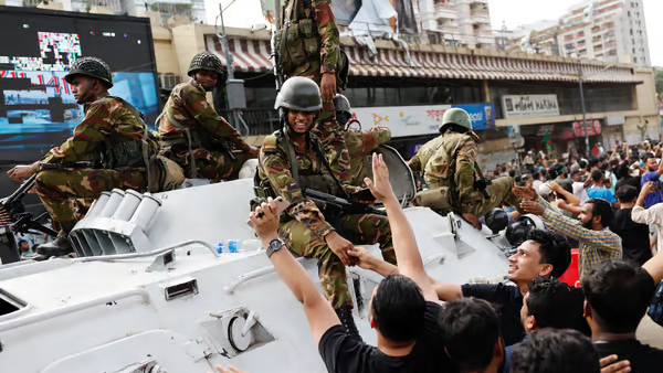 பங்களாதேஷில் பிரகடனப்படுத்தப்பட்ட இராணுவ ஆட்சி