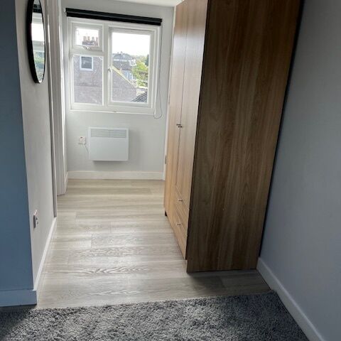 York Road Large Ensuite Room To Let