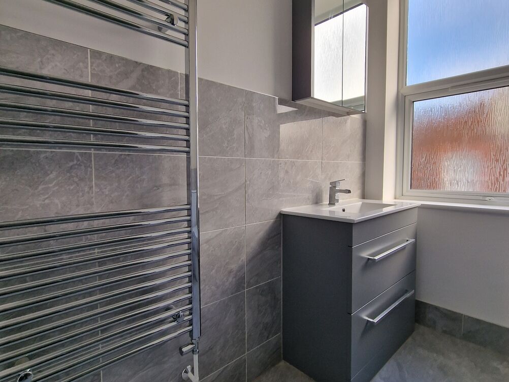 Office conversion to 5x1 bedroom flats 