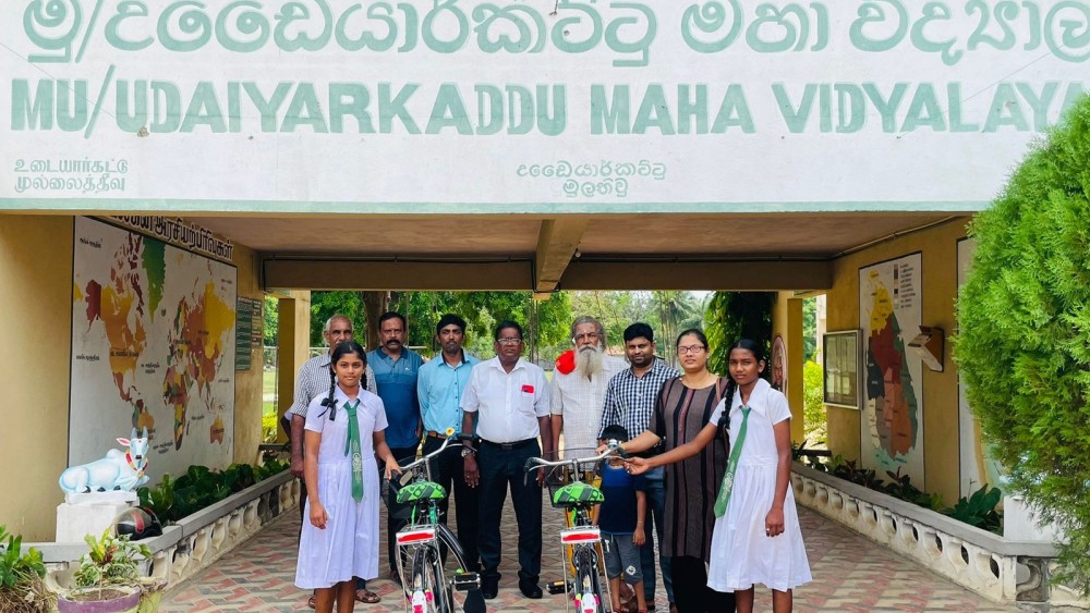 மாணவிகள் இருவருக்கு துவிச்சக்கர வண்டிகள் வழங்கப்பட்டது