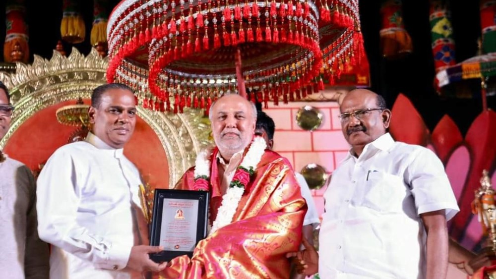 ஹக்கீமுக்கு கௌரவம்