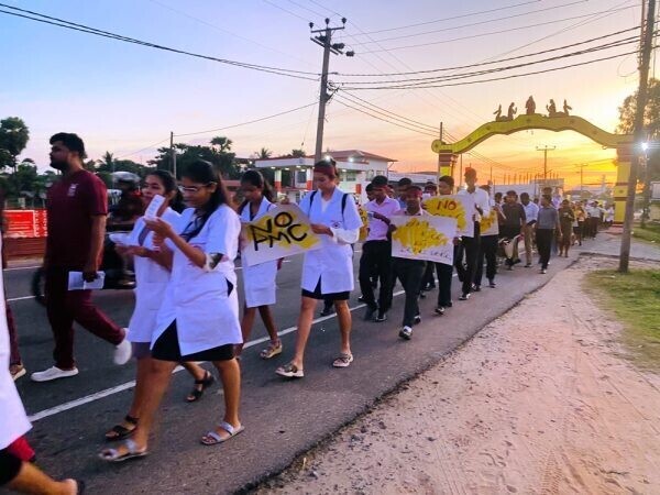 மாணவர்கள் தீப்பந்தம் ஏந்திப் போராட்டம்