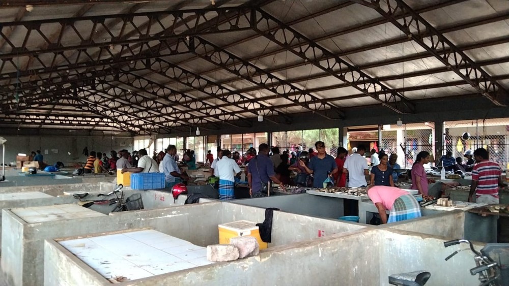 தண்ணி வசதிகளின்றி அவலைப்படும் சந்தை