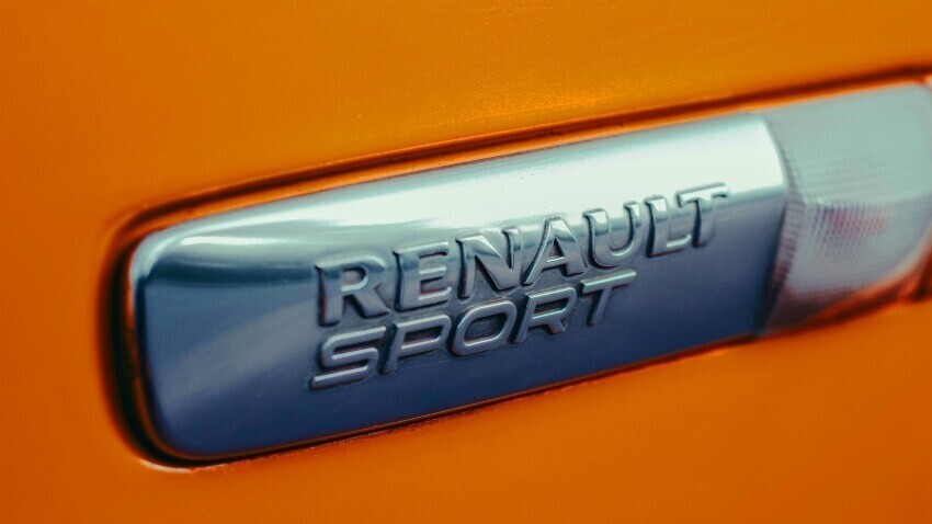 Renault sport badge on an orange race car