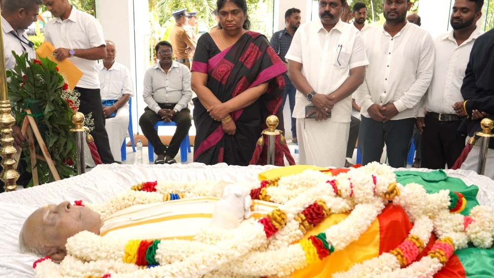 அமரர் இரா சம்பந்தன் அவர்களின் பூதவுடலுக்கு அஞ்சலி செலுத்திய  வட மாகாண ஆளுநர்