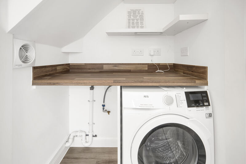 CLOS GLASCOED DINAS POWYS UNFURNISHED THREE BEDROOM DETACHED HOUSE WITH GARAGE 