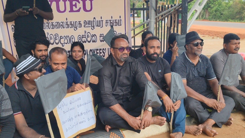 வவுனியா பல்கலைக்கழக கல்வி சாரா ஊழியர்கள் கறுப்புக்கொடி போராட்டம்