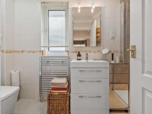 Sneddon Place, Airth, FK2 8GH