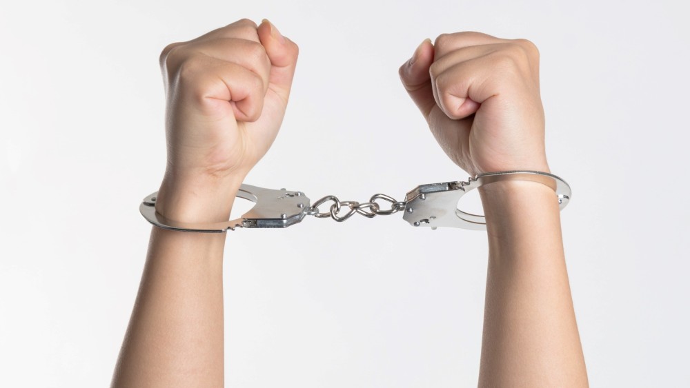 நண்பன் வீட்டில் கைவரிசை காட்டிய இருவர் கைதாகினர்