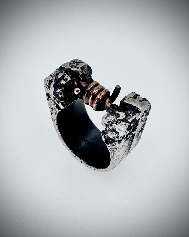 4mm Urban Decay ‘Barbed’ ring