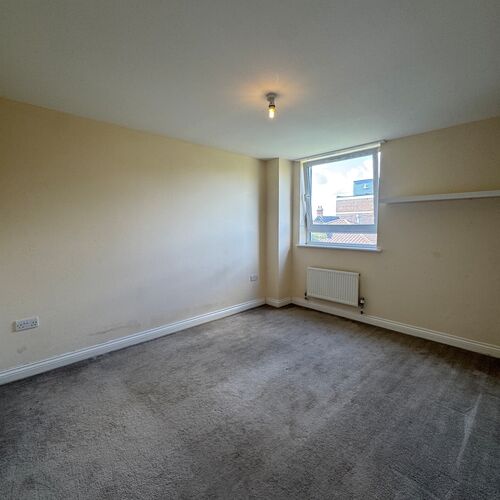 QUEENSWAY, BLETCHLEY - 1 BEDROOM 
