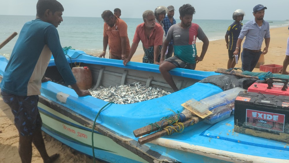 சட்டவிரோதமாக மீன்பிடியில் ஈடுபட்டோர் அகப்பட்டனர்
