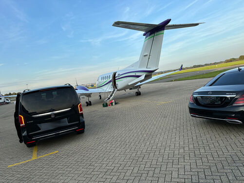 Seamless luxury travel at Signature Airport Southampton – where the journey begins in style. ✈️🚘