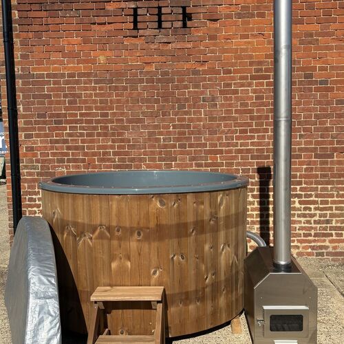Wooden hot tub - 6ft round